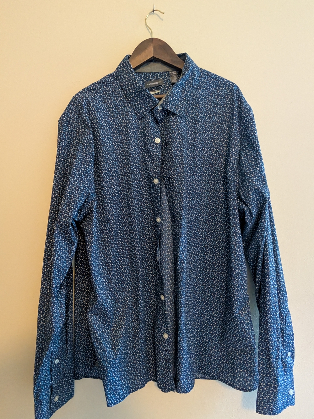 Van Heusen Floral Button Down in Blue & White Size Medium